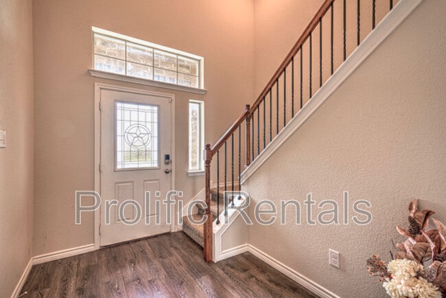 Building Photo - 5300 Primavera Ln