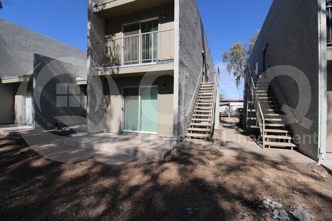 Building Photo - 2807 E Paradise Ln