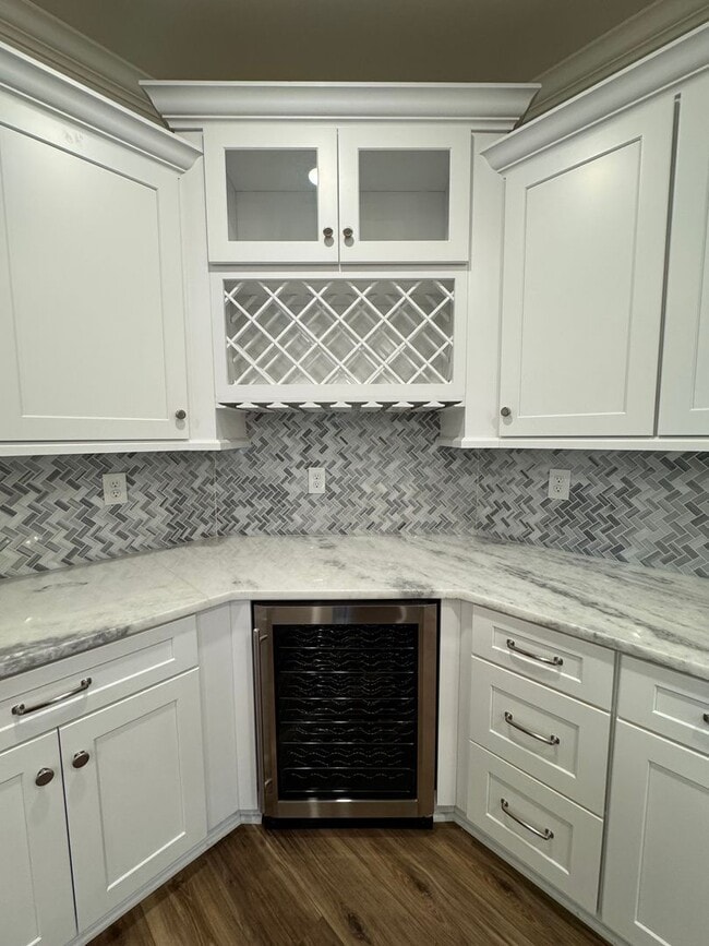 Building Photo - Grandeur Brick 4/3.5 with Bonus Room in Th...