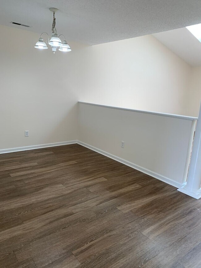 Building Photo - 2 Bedroom, 2 Bath Condo (Holton Place): Wa...