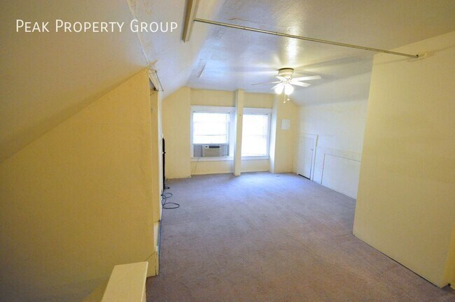 Building Photo - 2074-2078 Summit Street-2078 Summit Street- 4 bedroom