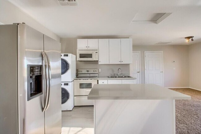 Building Photo - 5323 E Taylor St