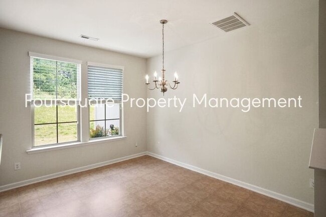 Building Photo - Townhome | Washer/ Dryer Included | Back P...