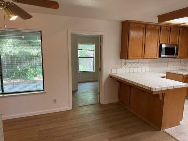 Building Photo - Modern 4 Bedroom 3 Car Garage Dixon *Star ...