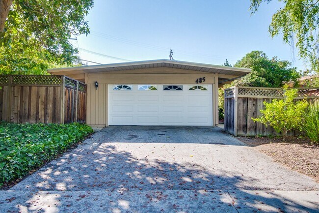 Building Photo - Mountain View Home l Spacious Open Layout Bright and Private Yard