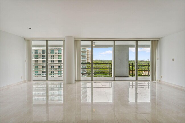 Building Photo - 2025 Brickell Ave