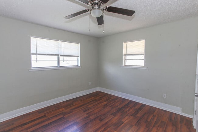 Building Photo - 701 E 14th St