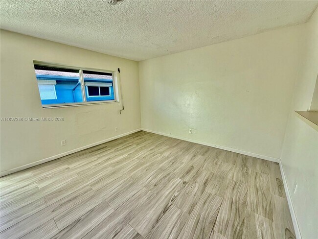 Building Photo - 1821 N 17th Ct