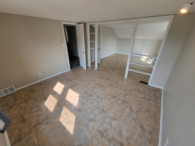 Building Photo - AVAILABLE AUGUST 15th - 4 Bed 3 Bath w/ Spacious Back Deck - SHORT TERM LEASE TILL END OF APRIL