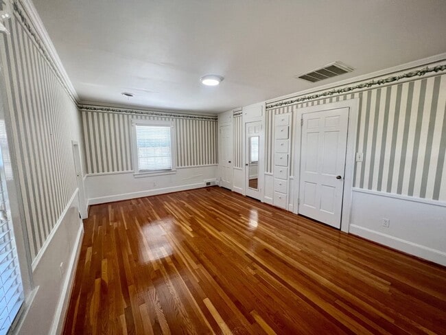 Building Photo - Three to Four bedroom, 2.5 bath Colonial in Graham