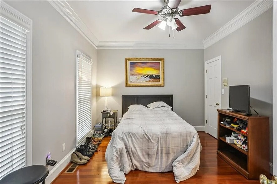 Building Photo - Room in House on Wynfair Dr