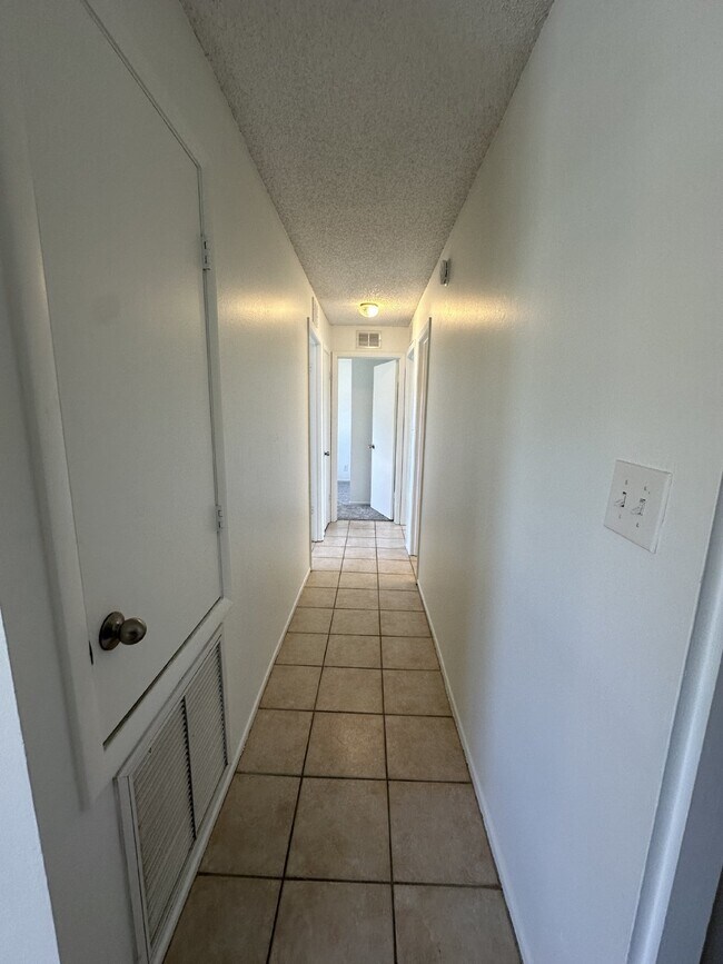 Building Photo - 3 bed, 2 bath pool home