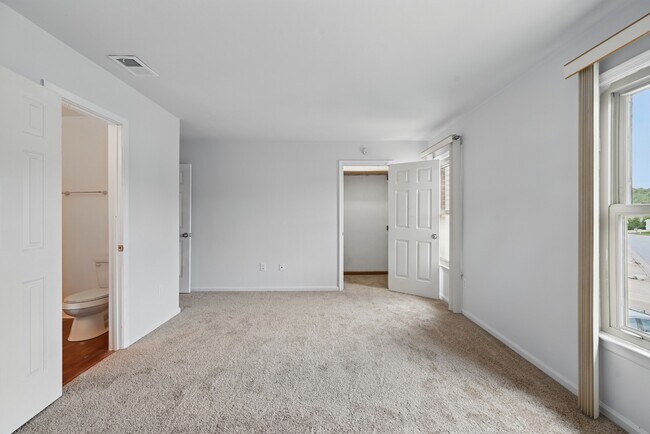Building Photo - 2048 Lyndora Rd