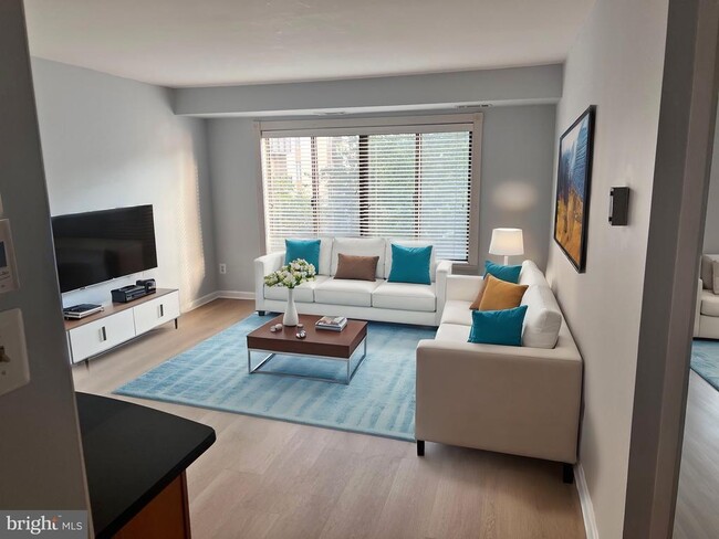 Building Photo - 6001 Arlington Blvd