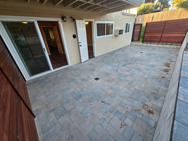 Building Photo - Encinitas Renovated Two Bedroom Apartment