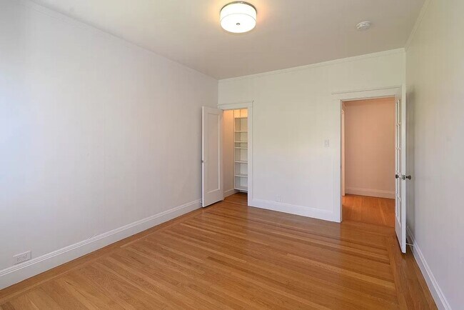 Building Photo - TOP FLOOR 3 BEDROOM FLAT