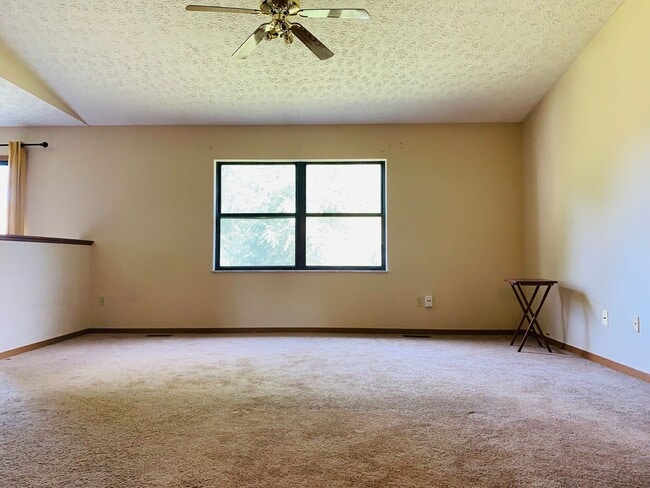 Building Photo - 3 BR 2.5 BA with attached 2-car garage - Gahanna Schools