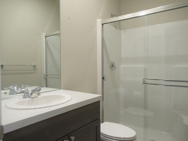 Building Photo - Large 5 bedroom, 2.75 bath home in Covington