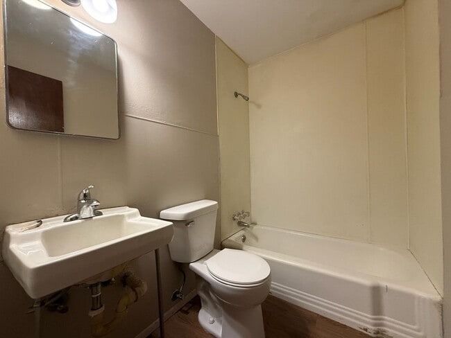 Building Photo - Centrally located 2 bed 1 bath duplex