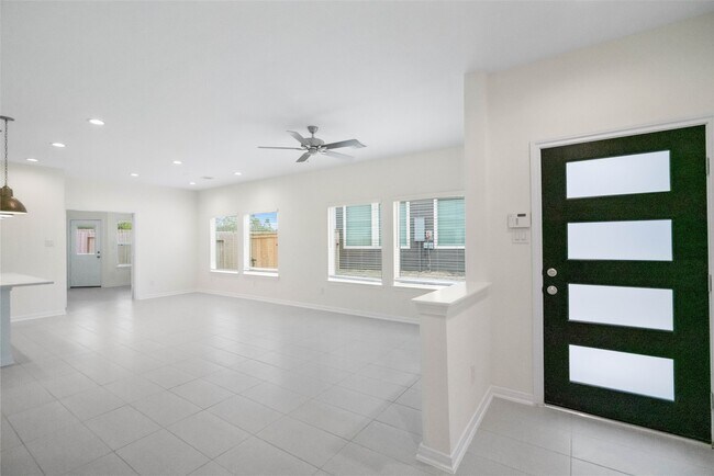 Building Photo - 623 Silver Pear Ct
