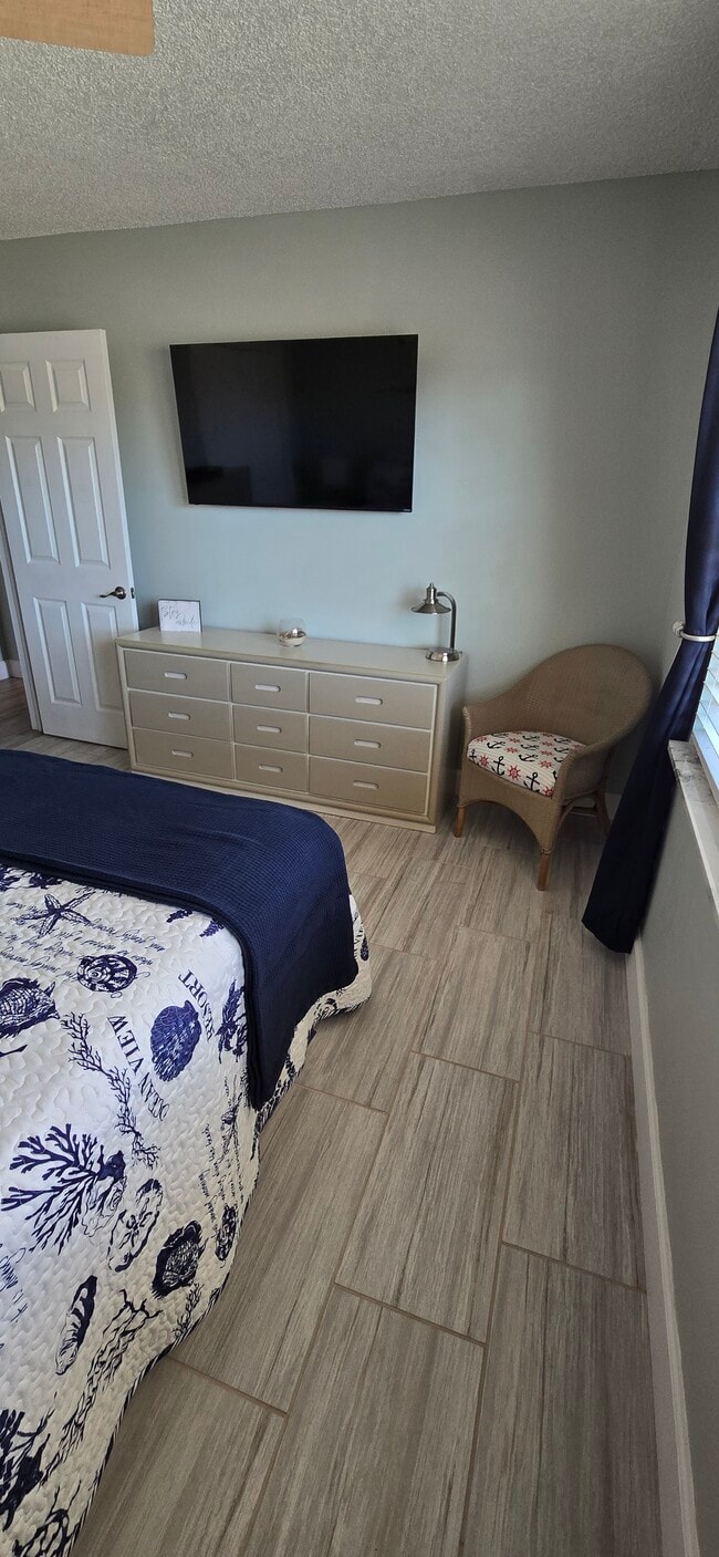 Building Photo - 1801 El Rio Dr