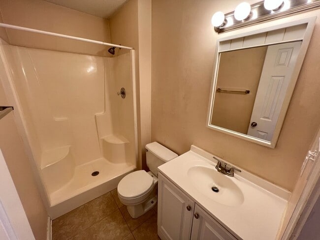 Building Photo - Adorable 3 Bedroom Townhouse w/ 1st Floor Bedroom