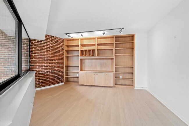 Building Photo - 1015 33rd St NW