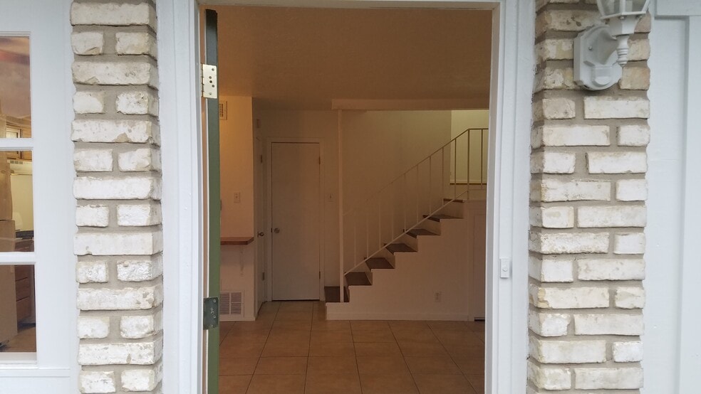 Building Photo - 8616 Putnam Dr