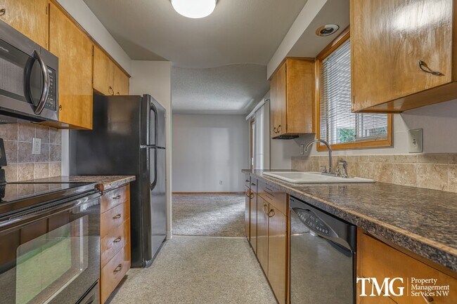 Building Photo - Charming single-family home!