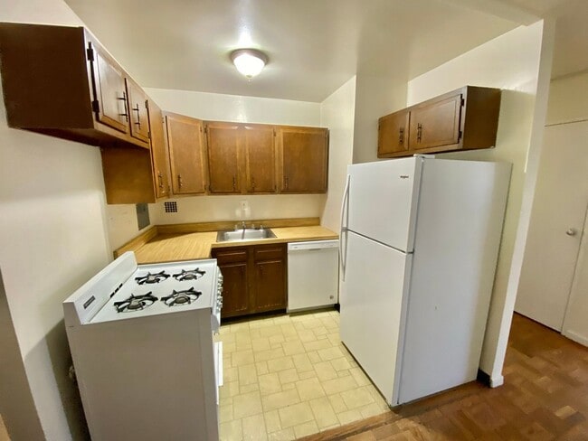 Building Photo - Great Foggy Bottom One Bedroom with Roof T...