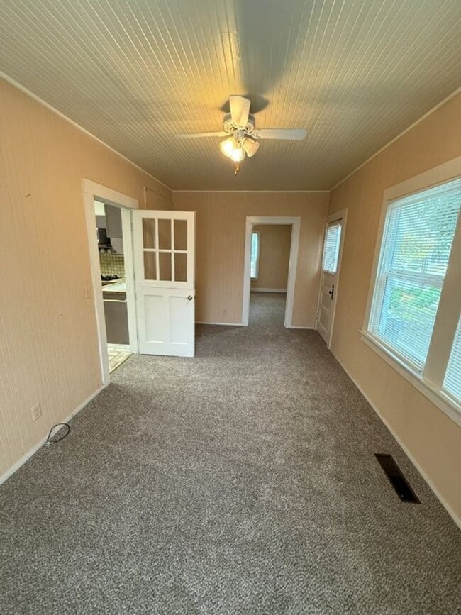 Building Photo - 3 Bedroom 1.5 Bath Downtown Dixon *STAR RENTALS