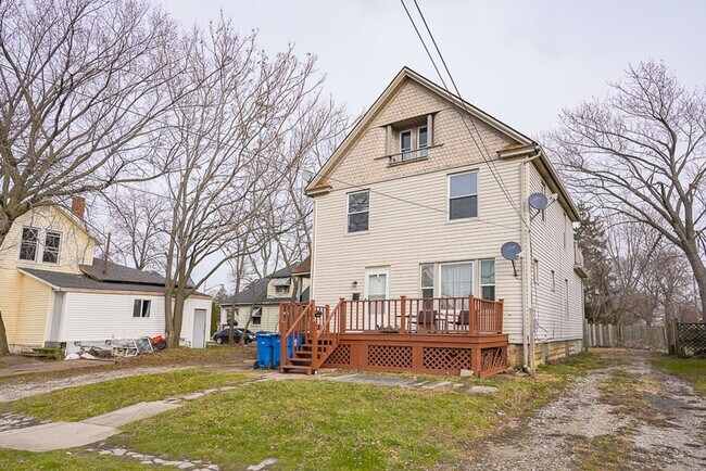 Building Photo - 1025 W 23rd St
