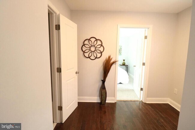 Building Photo - 702 71st Ave