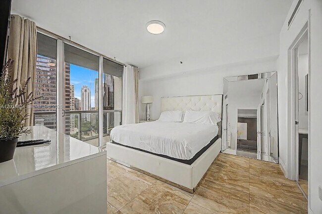 Building Photo - 485 Brickell Ave