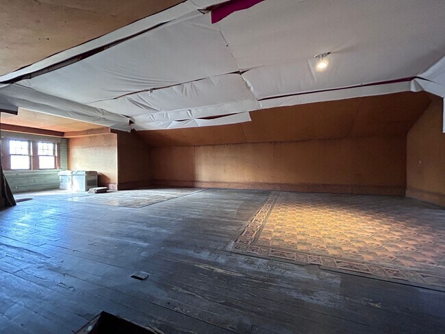 Building Photo - 2 Blocks from Grandin Village - Immaculate...
