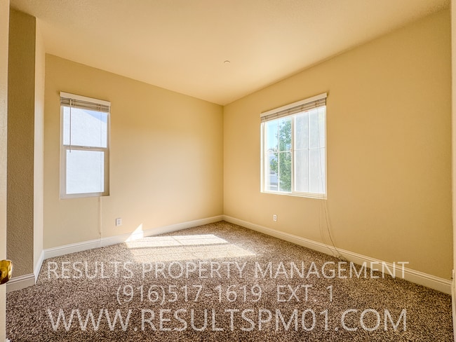 Building Photo - 3 bedroom Lincoln Home in Gated Community