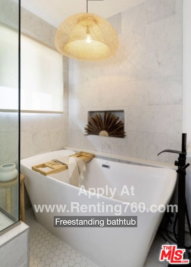 Building Photo - Updated 3 Bed 2 Bath Home on 2.5 Fenced In Acres with paid SOLAR PANELS!!