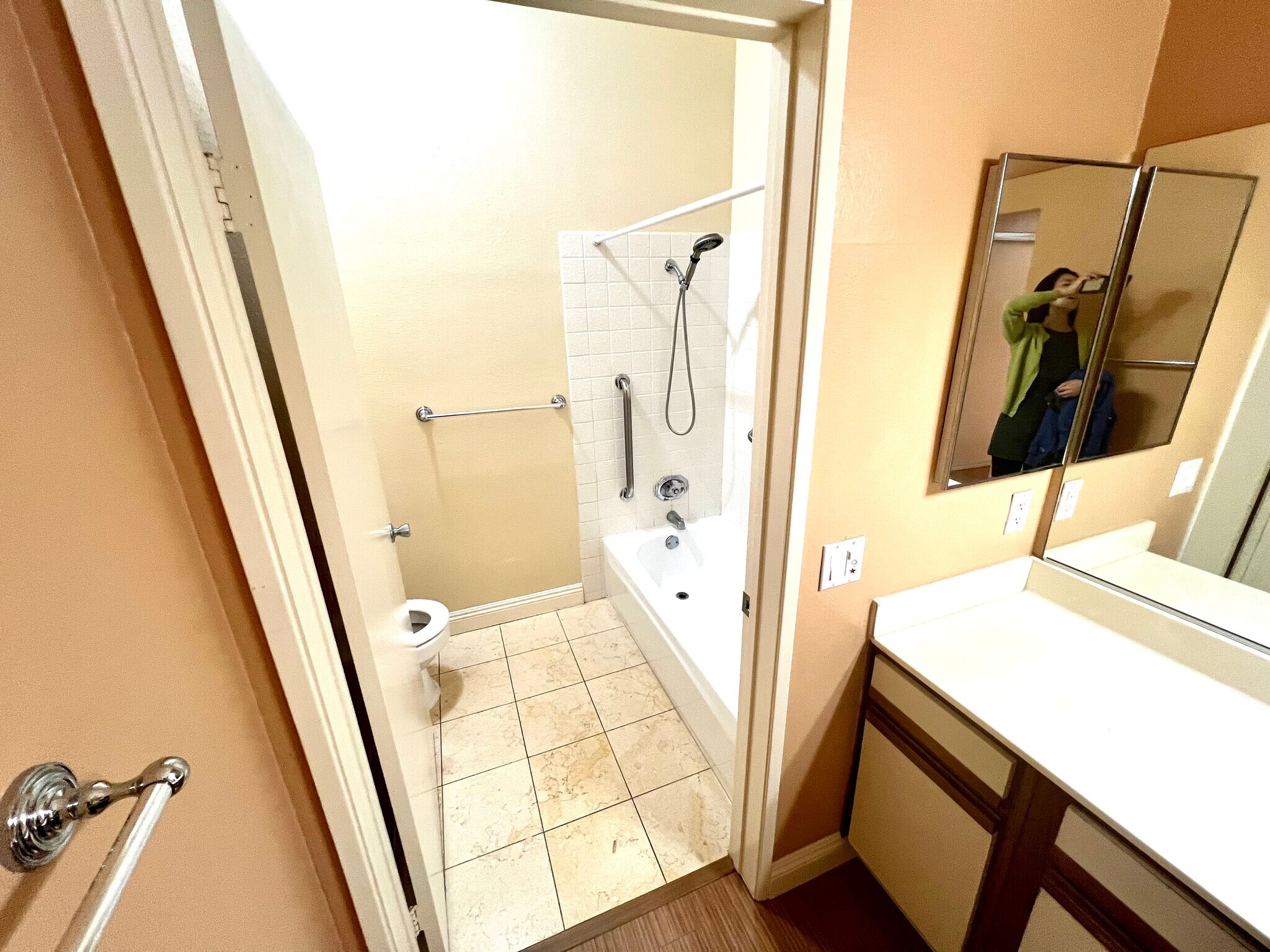 Building Photo - 533 S St Andrews Pl