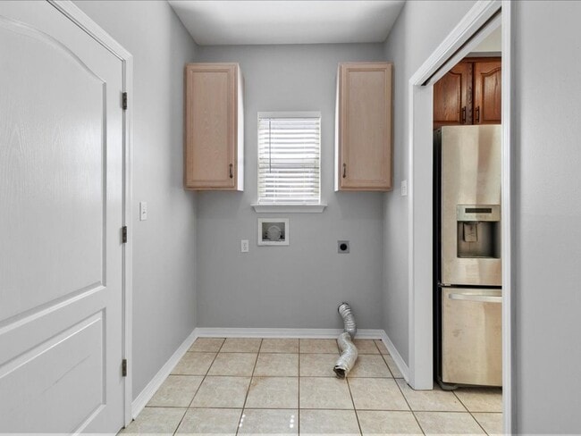 Building Photo - Greenleaves gem 3 bd 2 ba home, fenced yard!