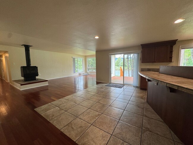 Building Photo - River Front Property