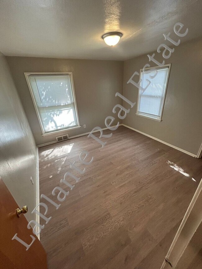 Building Photo - Cute 2 bedroom, 1 bath home on a corner lo...