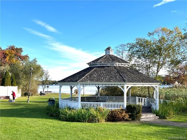 Building Photo - 33 Sycamore Rd