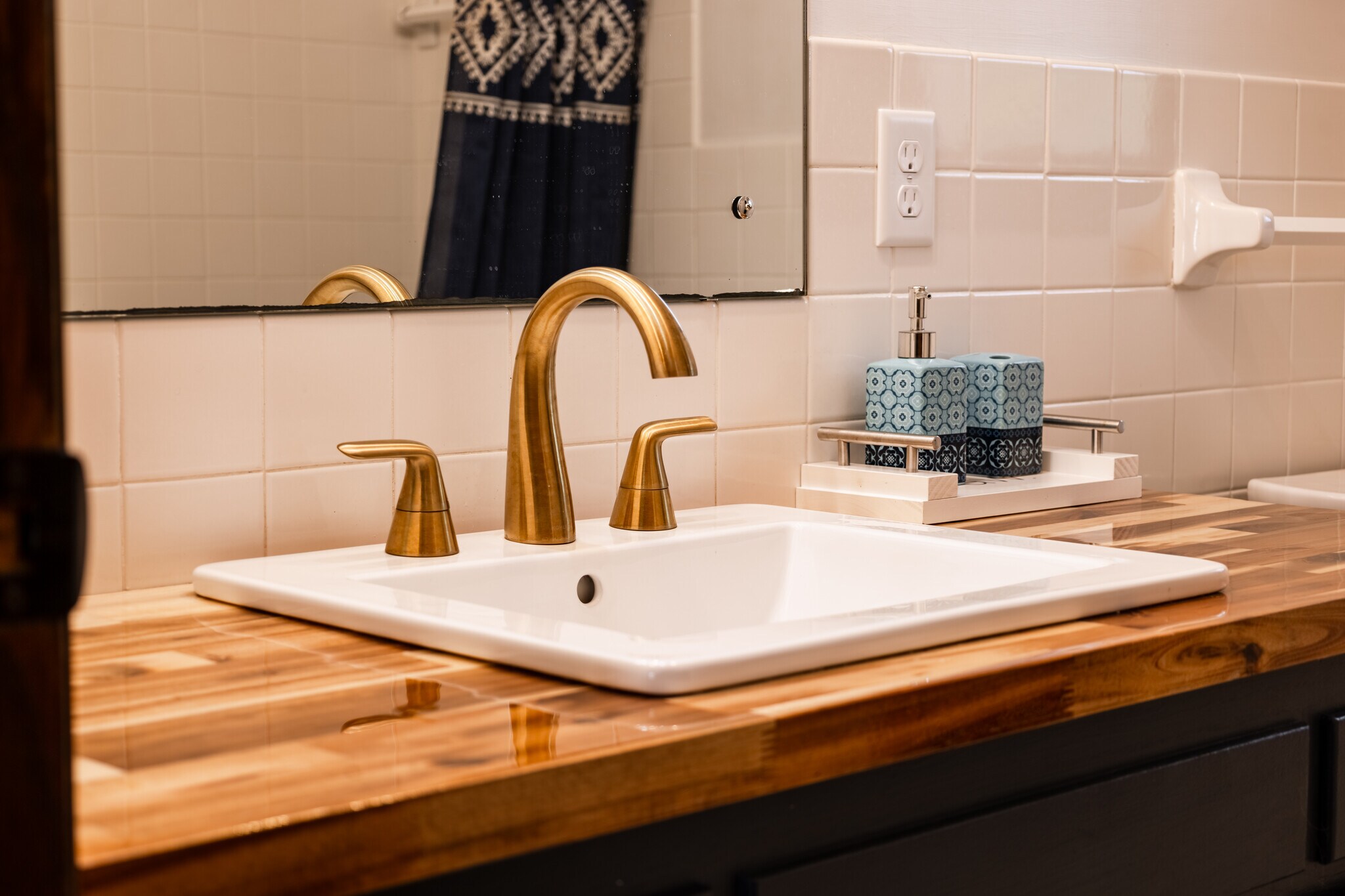 Building Photo - 6806 Sunset Strip NW