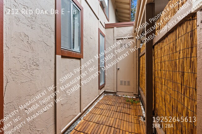 Building Photo - 212 Red Oak Dr E