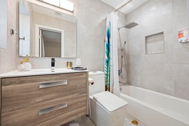 Building Photo - 2112 NE 32nd Ave