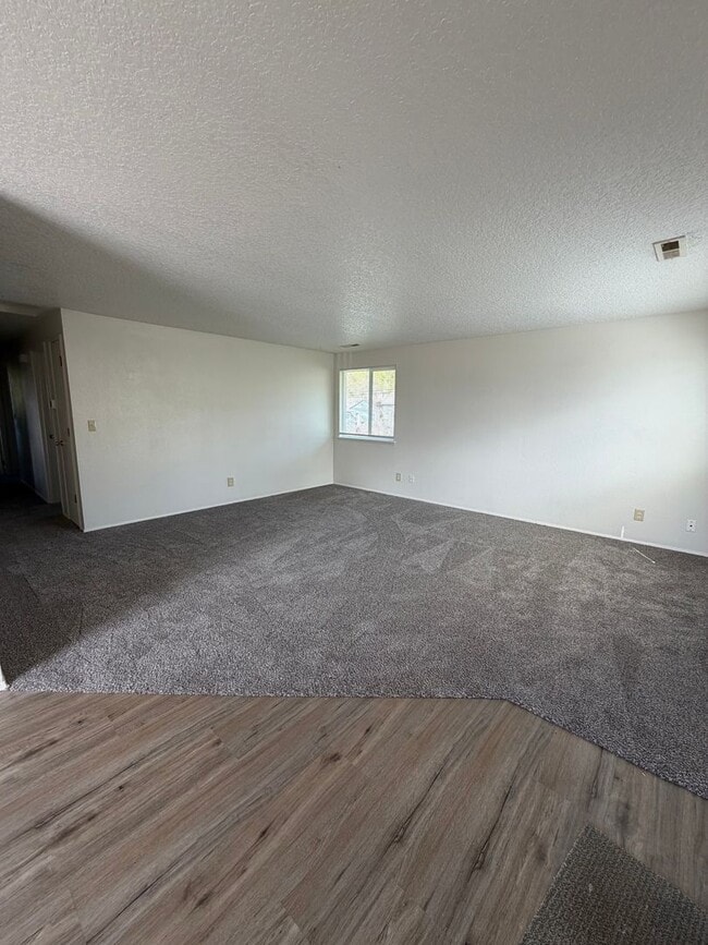 Building Photo - Newly remolded 3b/1b duplex