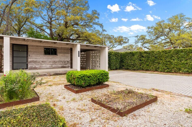 Building Photo - 2/2 with carport - fenced backyard