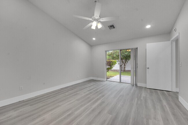 Building Photo - 13048 Meadowbreeze Dr