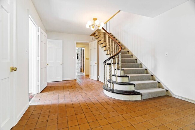 Building Photo - 2730 Glenhurst Ave