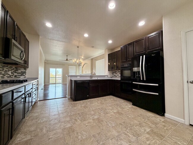 Building Photo - 653 Millet Cir